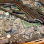 Poussière accumulée dans un MacBook Unibody